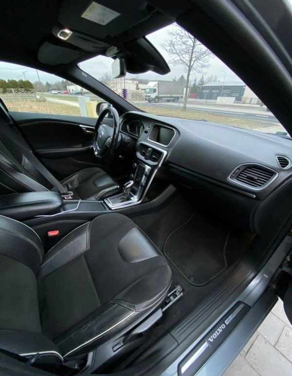 Volvo V40 cena 44900 przebieg: 211000, rok produkcji 2015 z Wrocław małe 67